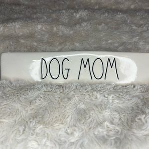 🦖 REA DUNN “Dog Mom” plaque🦖